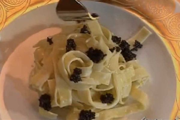 Tagliatelle alla panna acida e caviale - cotto e mangiato