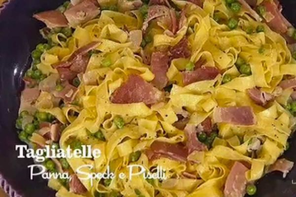 Ricetta Tagliatelle speck, panna e piselli - I menù di Benedetta Tagliatelle speck, panna e piselli - I menù di Benedetta