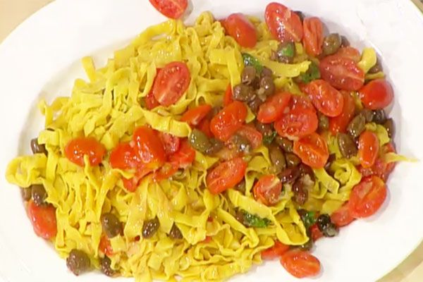 Tagliatelle d'acciuga con pomodoro e olive