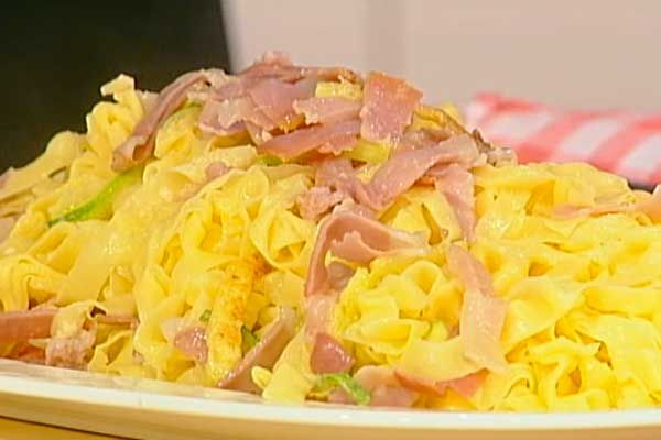 Tagliatelle al prosciutto e zucchine