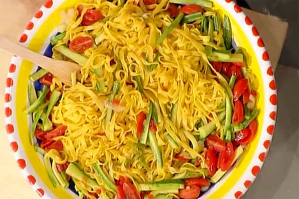 Ricetta Tagliolini grossi con pomodoro fresco e zucchine - Alessandra Spisni Tagliolini grossi con pomodoro fresco e zucchine - Alessandra Spisni