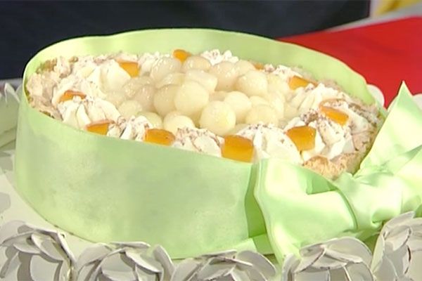 Torta di amaretto morbido con pere e panna