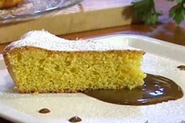 Torta con farina di mais - cotto e mangiato