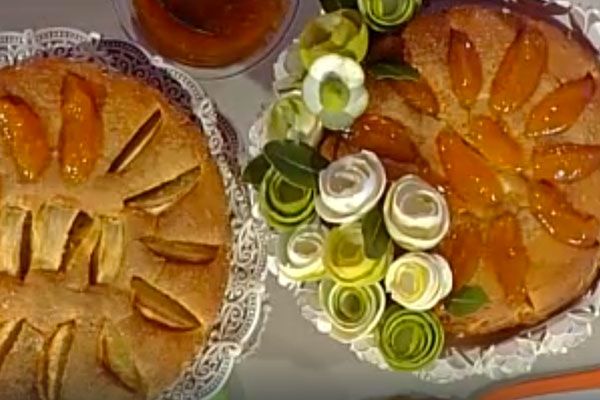 Torta di mele con caprino e confettura di albicocche