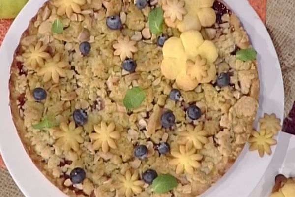 Torta di mele e mirtilli con crumble aromatico