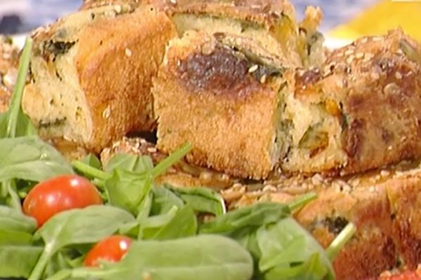 Torta sfogliata con spinaci, primosale e pomodorini secchi