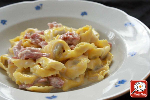 Tortellini panna e prosciutto