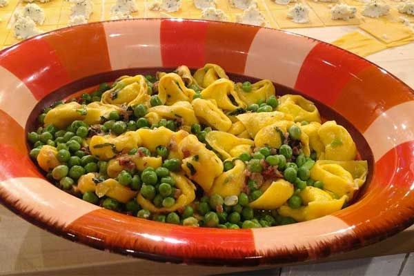 Tortelli di magro con salsa ai piselli