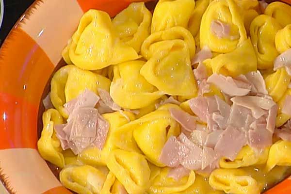 Tortelloni di formaggio con burro cotto