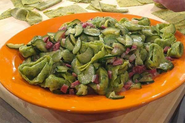 Tortelloni verdi con prosciutto e zucchine
