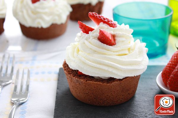 Tortine di cioccolato con panna e fragole