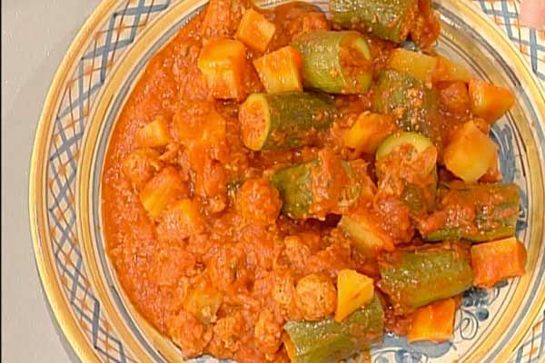 Zucchine ripiene di carne con patate in umido