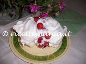 Meringhe con panna e fragole