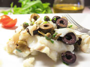 Insalata di merluzzo con capperi e olive al vapore