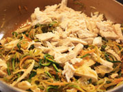 Straccetti di pollo con julienne di verdure e salsa di soia al vapore