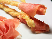 Grissini al sesamo e prosciutto crudo di Parma