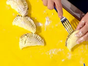 Ravioli di pasta di patate ripieni di melanzane con salsa di pomodori freschi - Anna Moroni