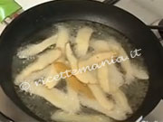 Bucce di patate fritte - cotto e mangiato