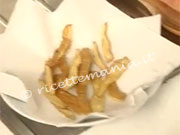 Bucce di patate fritte - cotto e mangiato