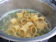 Pasta fredda al pesto di rucola e pomodorini