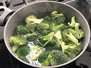 Broccoli con acciughe e ricotta