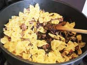 Farfalle con radicchio e salsiccia