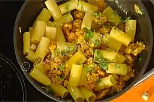 Rigatoni con salsiccia e zafferano - Antonella Clerici