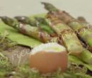 Asparagi croccanti con uova alla coque - Molto Bene