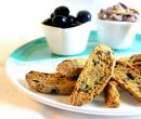 Cantuccini con olive e pistacchi