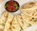 Cheese naan con composta di pere al peperoncino - Andrea Mainardi