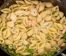 Conchigliette con piselli, salmone e cipollotto