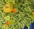 Fusilli al pesto di sedano con fiocchi di caprino al limone