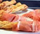 Grissini al sesamo e prosciutto crudo di Parma