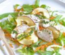 Insalata di pollo con verdure, mele essiccate e vinaigrette alle erbe