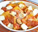 Quadrotti di polenta con salsa di pomodoro, zucchine e ricotta al forno
