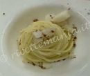 Spaghettone al baccalà con acqua di cipolla e polvere di pomodoro - Benvenuti a tavola