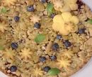 Torta di mele e mirtilli con crumble aromatico