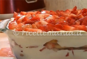 Ricetta Tiramisų alla fragola - cotto e mangiato Tiramisų alla fragola - cotto e mangiato