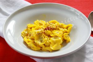 Foto Tortellini con la panna e zafferano
